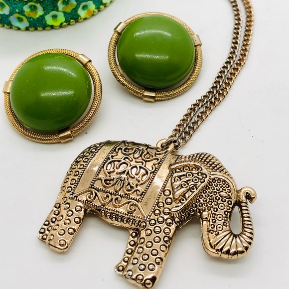 Vintage Green Earrings & Elephant Necklace in tiny trinket box - Picture 10 of 13